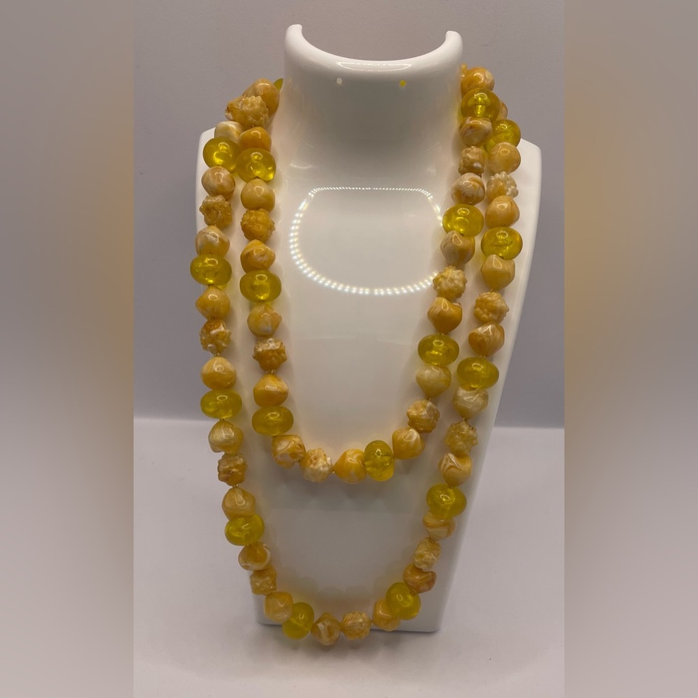 Vintage Long Strand of Molded Lucite Beads from the 1960s - Picture 3 of 6